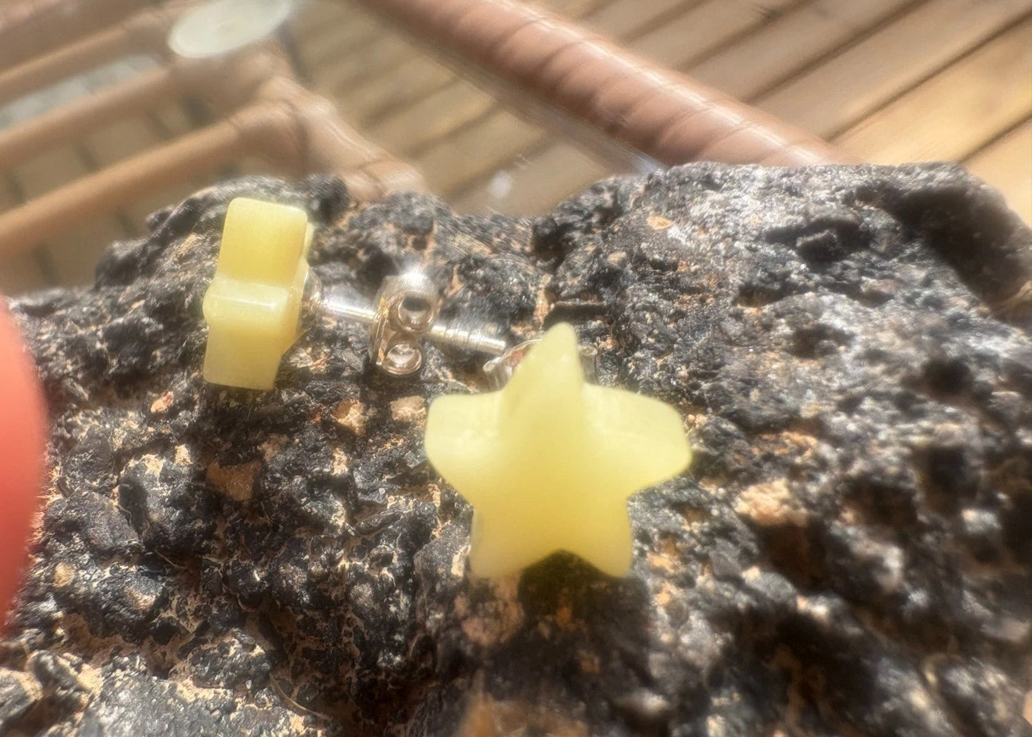 Schöne Ohrstecker aus leuchtenden Naturbernstein Sterne