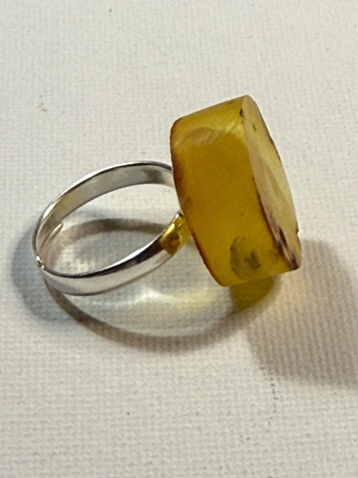 Wunderschöner Ring aus gelbem Naturbernstein und 925 Sterlingsilber